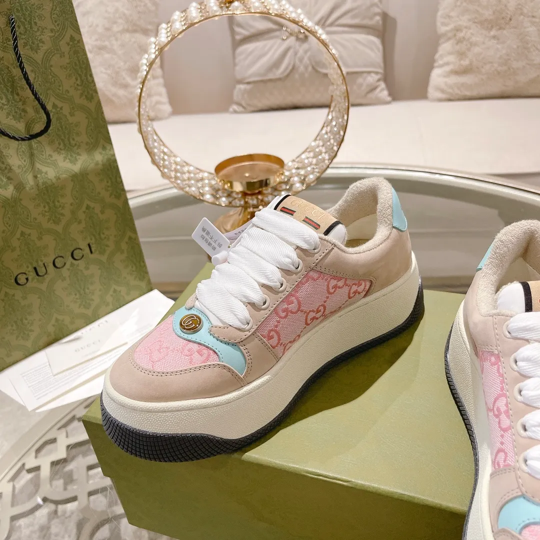 👟👟Ex-factory price👟👟Ex-factory price 520👟👟Gucci’s latest chubby thick-soled dirty shoes~~couple casual shoes, 6cm height increasing shoes~~ 🔥Best, short boy, really good-looking♥️ The upper is made of polished cowhide stitched with classic double G fabric. The terry cloth is delicate and sweat-absorbent and breathable. The foot pad is integrated with latex injection molding. Private mold 6cm thick T👟👟Ex-factory price U two-color bottom Size: 35-40 Male 39-45/full size (45 custom-made, non-refundable) Comes with a full set of packaging
